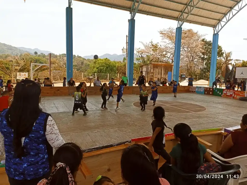 San Baltazar Loxicha celebra el Día del Niño con piñatas, juegos y diversión