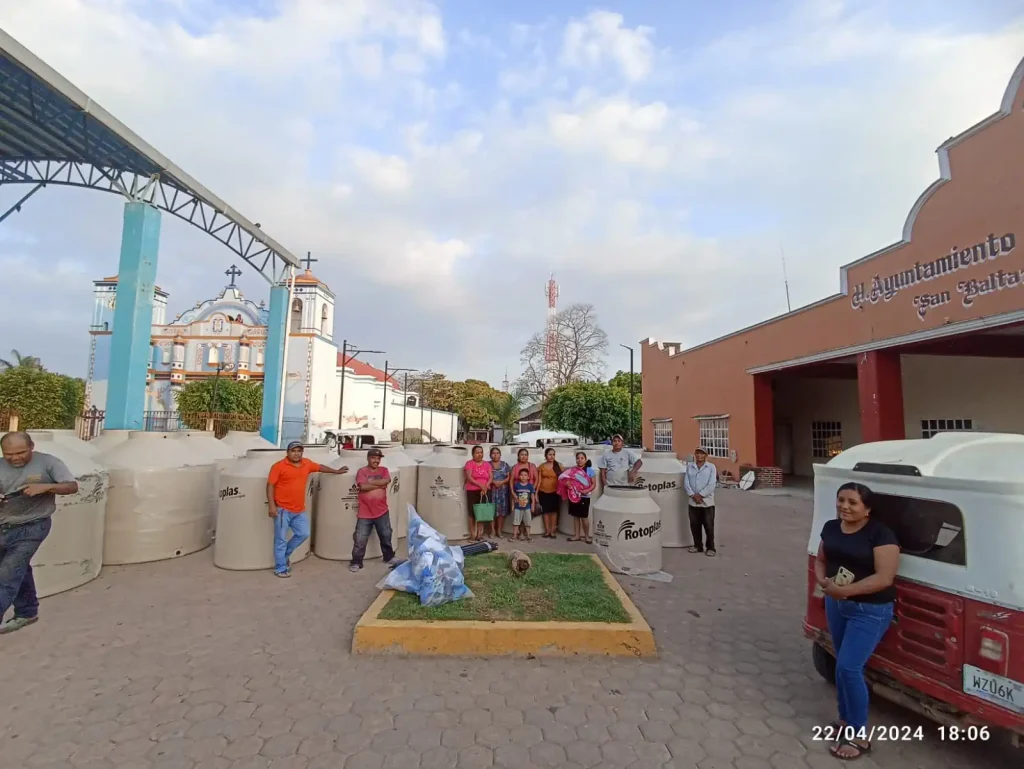 Gestión Exitosa: Entrega de Tinacos Rotoplas en San Baltazar Loxicha
