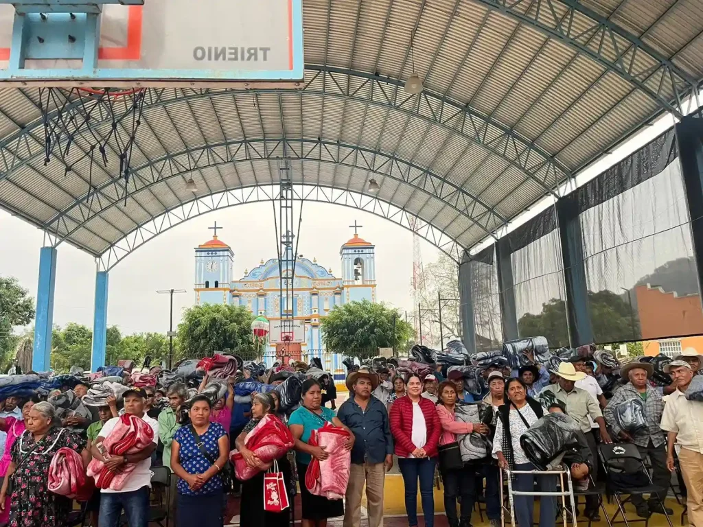 Adultos mayores de San Baltazar Loxicha reciben apoyo con el programa «Cobijando con Amor»