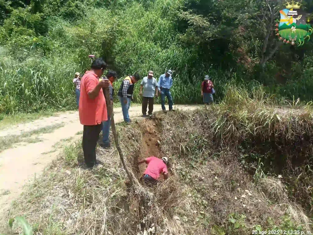 Realizan levantamiento topográfico para la ampliación del Camino Saca Cosechas en Santa Martha Loxicha