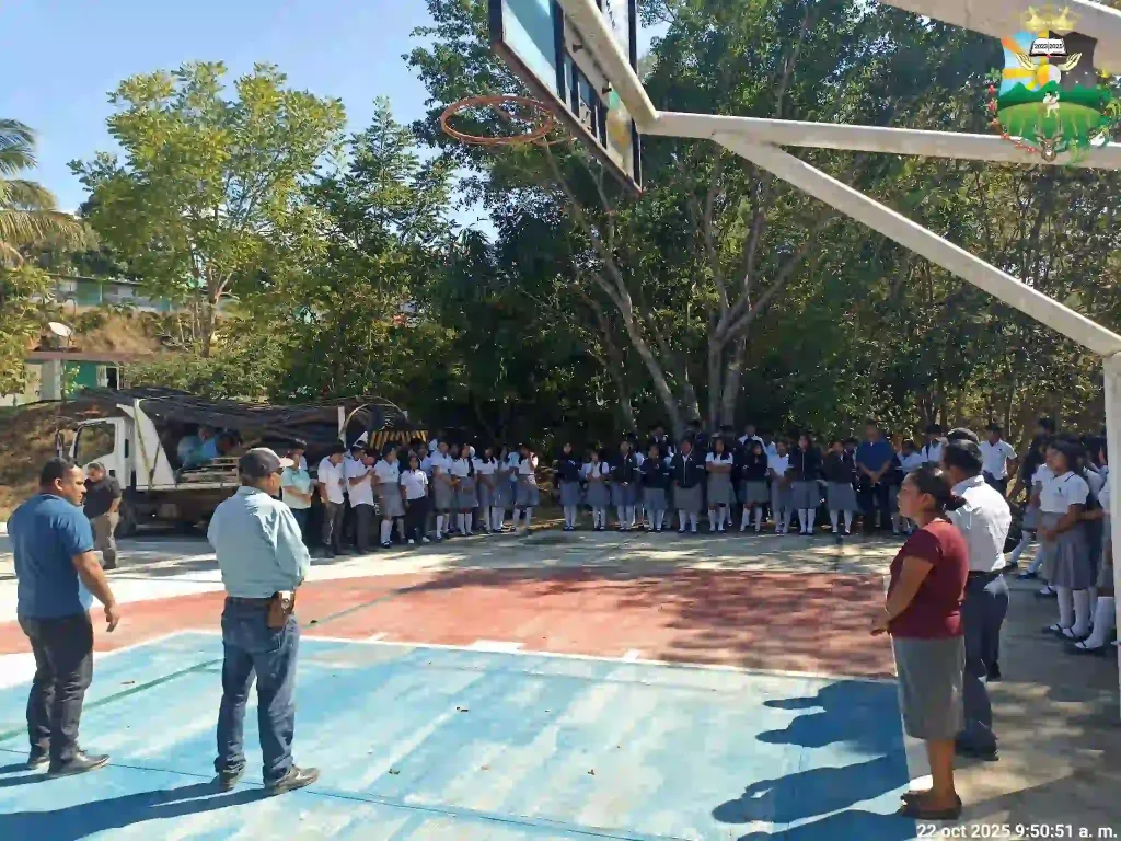 Banderazo al techado de la EMSAD 13 en San Baltazar Loxicha