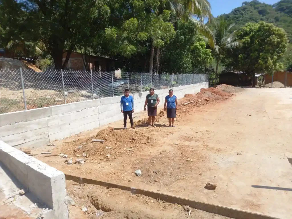 Avanza la segunda etapa de la rehabilitación de la cancha pública en Río Jordán